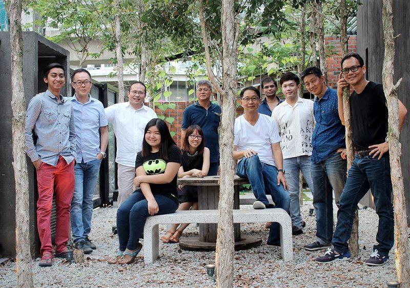 Group-Photo_LR-opt-800x562 Group-Photo_LR-opt-800x562